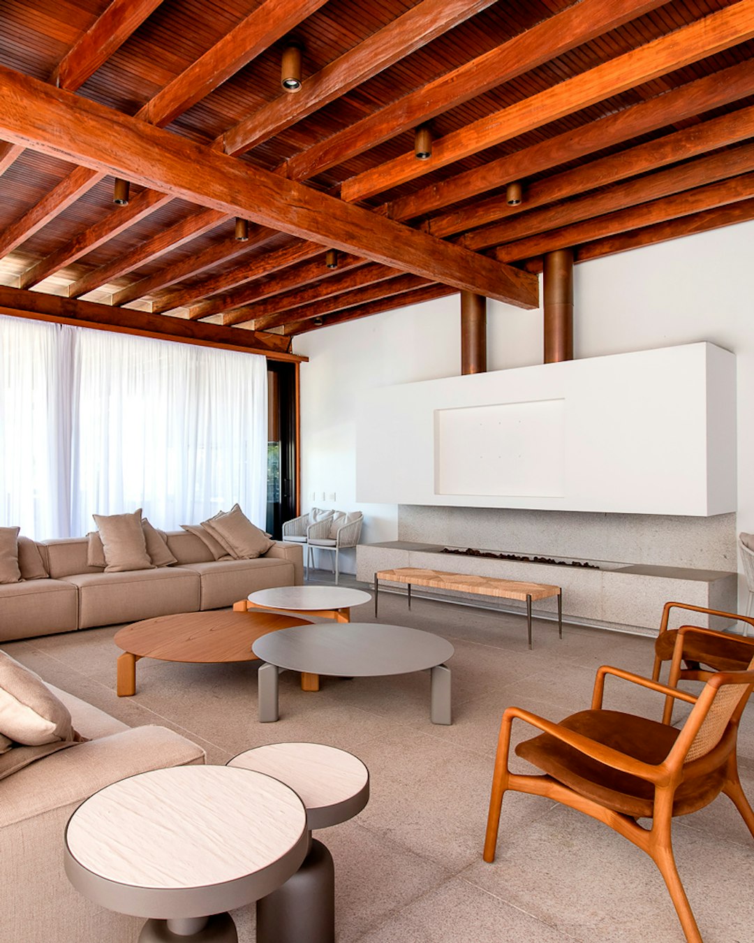 Imagem de detalhes de uma sala com moveis na apresentação da arquitetura do ambiente fotografado